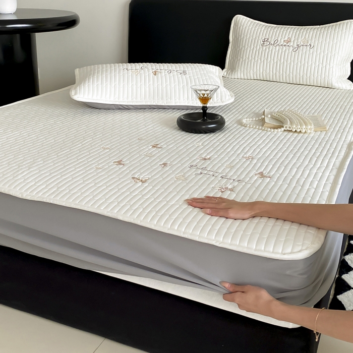 91家纺网 家纺一手货源 找家纺 咏绒家纺工厂店 2025新品50S双股全棉长绒棉刺绣绗缝夹棉床笠床垫保护罩三件套 珍珠白