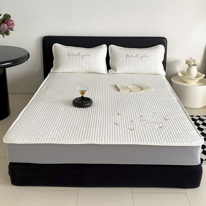 91家纺网 家纺一手货源 找家纺 咏绒家纺工厂店 2025新品50S双股全棉长绒棉刺绣绗缝夹棉床笠床垫保护罩三件套 珍珠白