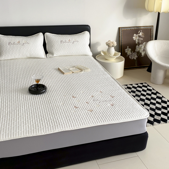 91家纺网 家纺一手货源 找家纺 咏绒家纺工厂店 2025新品50S双股全棉长绒棉刺绣绗缝夹棉床笠床垫保护罩三件套 珍珠白