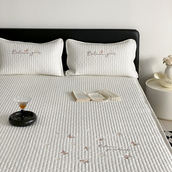 91家纺网 家纺一手货源 找家纺 咏绒家纺工厂店 2025新品50S双股全棉长绒棉刺绣绗缝夹棉床笠床垫保护罩三件套 珍珠白