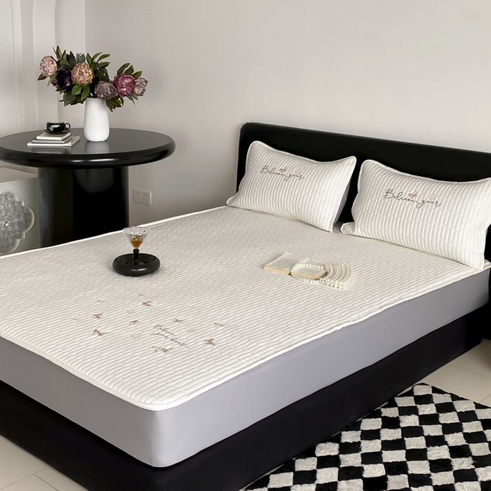 91家纺网 家纺一手货源 找家纺 咏绒家纺工厂店 2025新品50S双股全棉长绒棉刺绣绗缝夹棉床笠床垫保护罩三件套 珍珠白