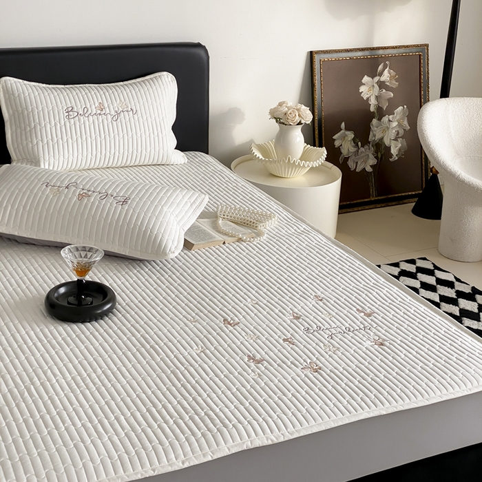 91家纺网 家纺一手货源 找家纺 咏绒家纺工厂店 2025新品50S双股全棉长绒棉刺绣绗缝夹棉床笠床垫保护罩三件套 珍珠白