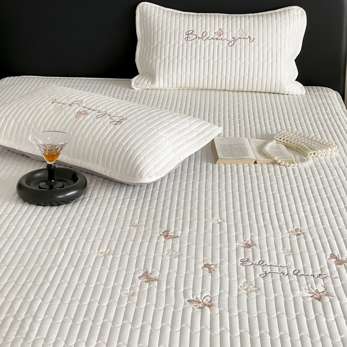 91家纺网 家纺一手货源 找家纺 咏绒家纺工厂店 2025新品50S双股全棉长绒棉刺绣绗缝夹棉床笠床垫保护罩三件套 珍珠白