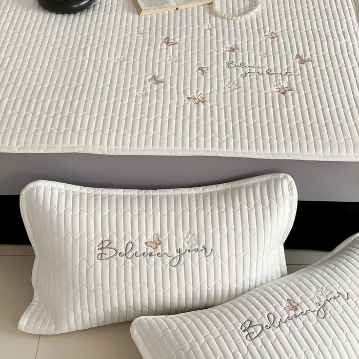 91家纺网 家纺一手货源 找家纺 咏绒家纺工厂店 2025新品50S双股全棉长绒棉刺绣绗缝夹棉床笠床垫保护罩三件套 珍珠白