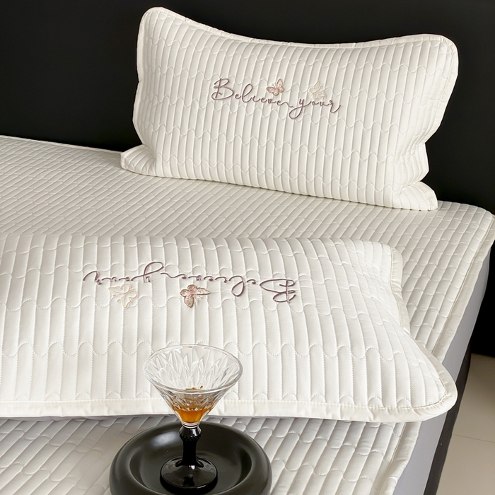 91家纺网 家纺一手货源 找家纺 咏绒家纺工厂店 2025新品50S双股全棉长绒棉刺绣绗缝夹棉床笠床垫保护罩三件套 珍珠白