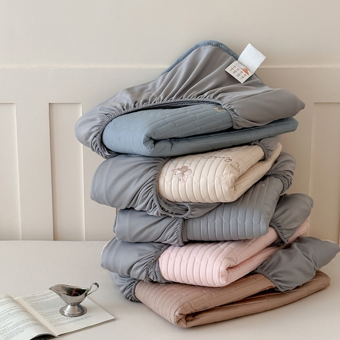 咏绒家纺工厂店 2025新品50S双股全棉长绒棉刺绣绗缝夹棉床笠床垫保护罩三件套 组合图仅做展示不可下单