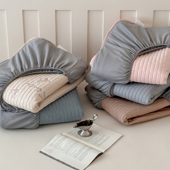 91家纺网 家纺一手货源 找家纺 咏绒家纺工厂店 2025新品50S双股全棉长绒棉刺绣绗缝夹棉床笠床垫保护罩三件套 组合图仅做展示不可下单