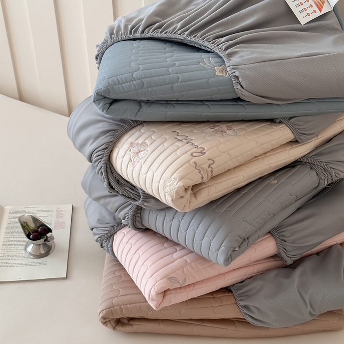 91家纺网 家纺一手货源 找家纺 咏绒家纺工厂店 2025新品50S双股全棉长绒棉刺绣绗缝夹棉床笠床垫保护罩三件套 组合图仅做展示不可下单