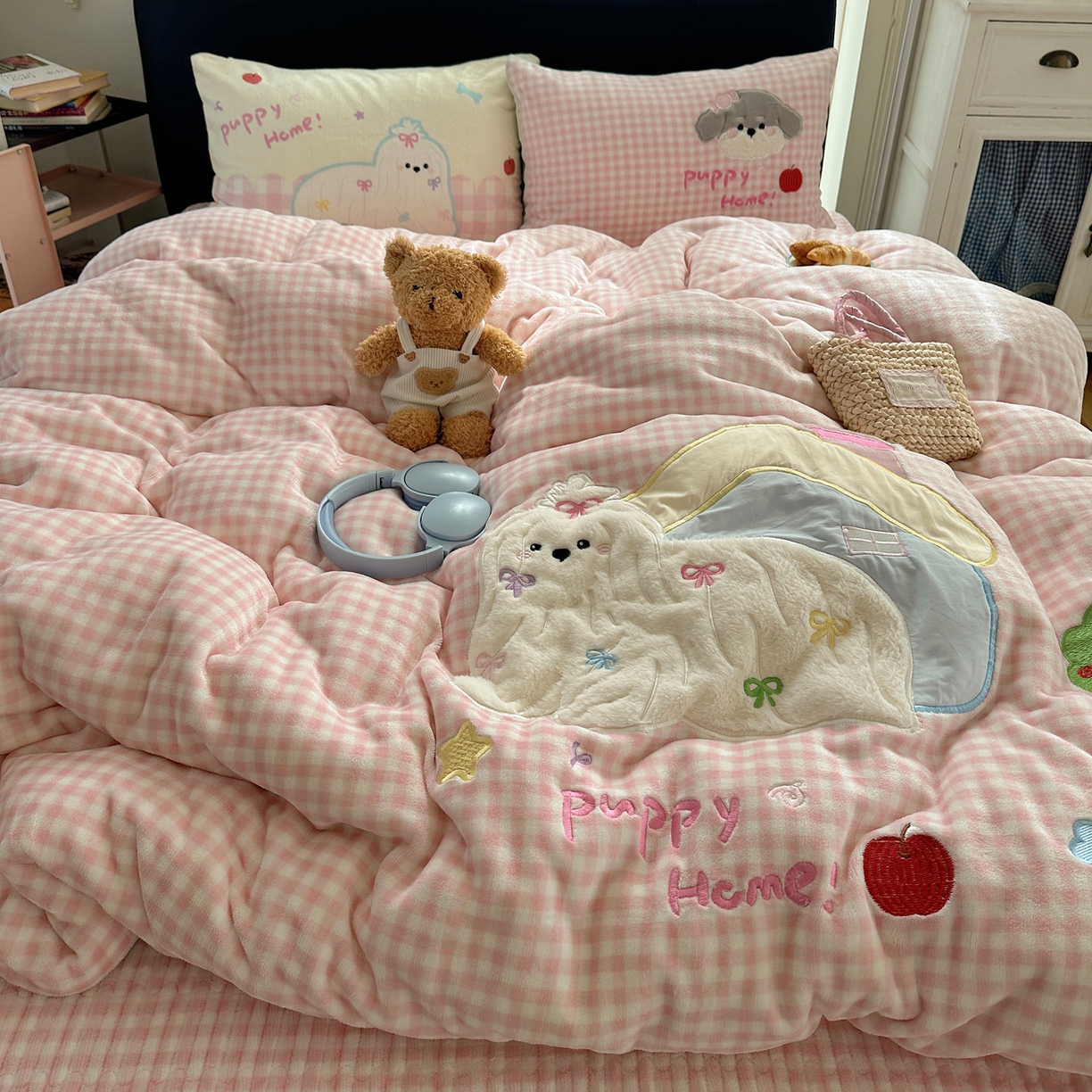 91家纺网 家纺一手货源 找家纺 觅糖家纺 2025新款大版卡通牛奶绒床盖四件套 甜心哈基米