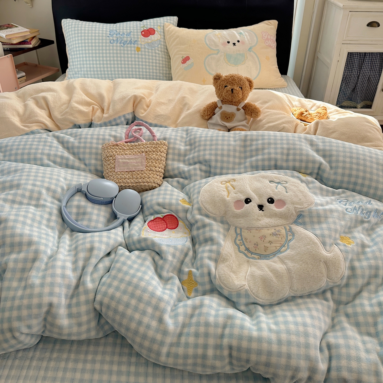 觅糖家纺 2025新款大版卡通牛奶绒床盖四件套 樱桃小狗