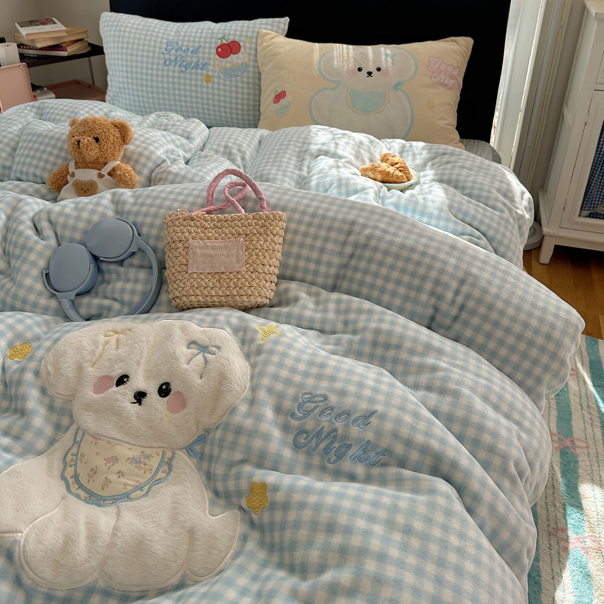 91家纺网 家纺一手货源 找家纺 觅糖家纺 2025新款大版卡通牛奶绒床盖四件套 樱桃小狗