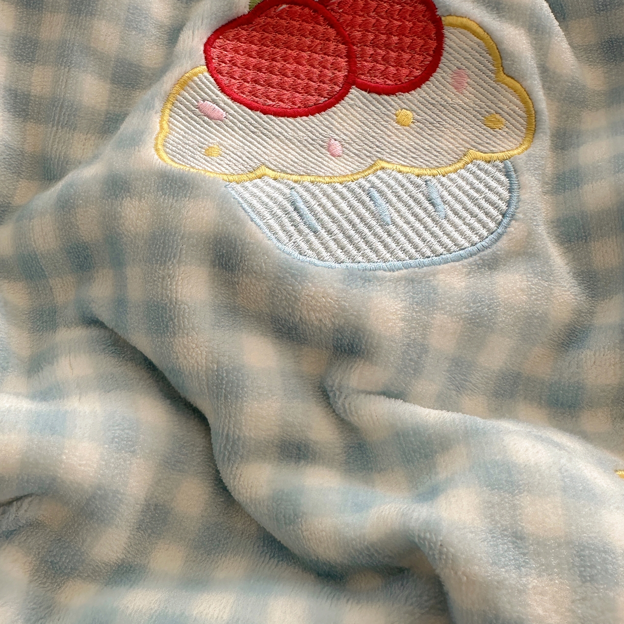 91家纺网 家纺一手货源 找家纺 觅糖家纺 2025新款大版卡通牛奶绒床盖四件套 樱桃小狗