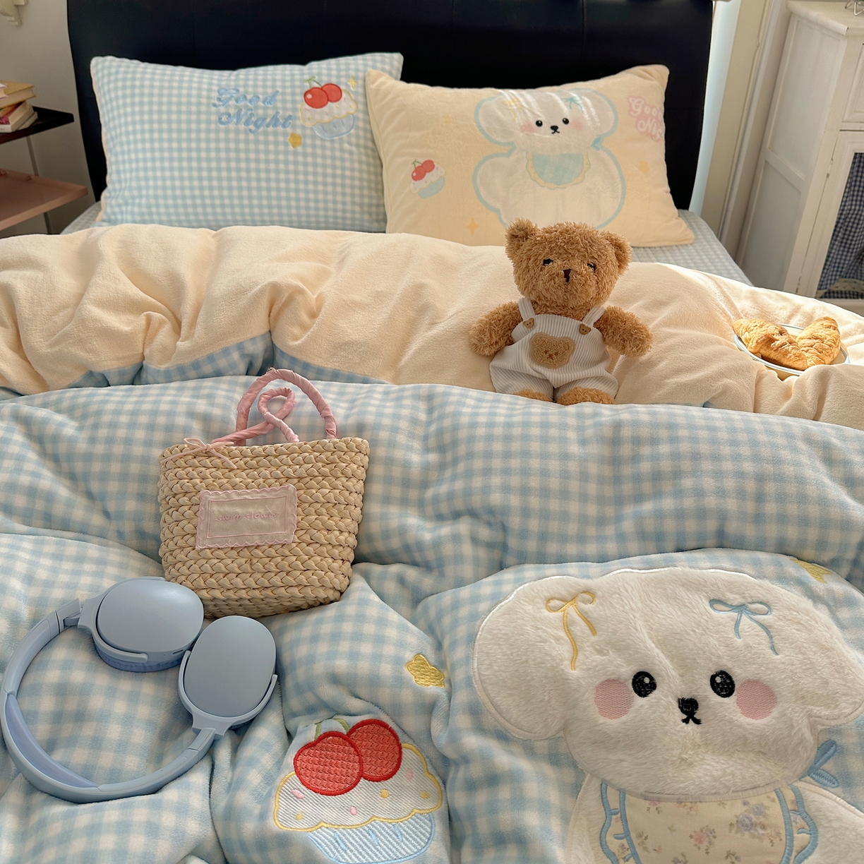 91家纺网 家纺一手货源 找家纺 觅糖家纺 2025新款大版卡通牛奶绒床盖四件套 樱桃小狗