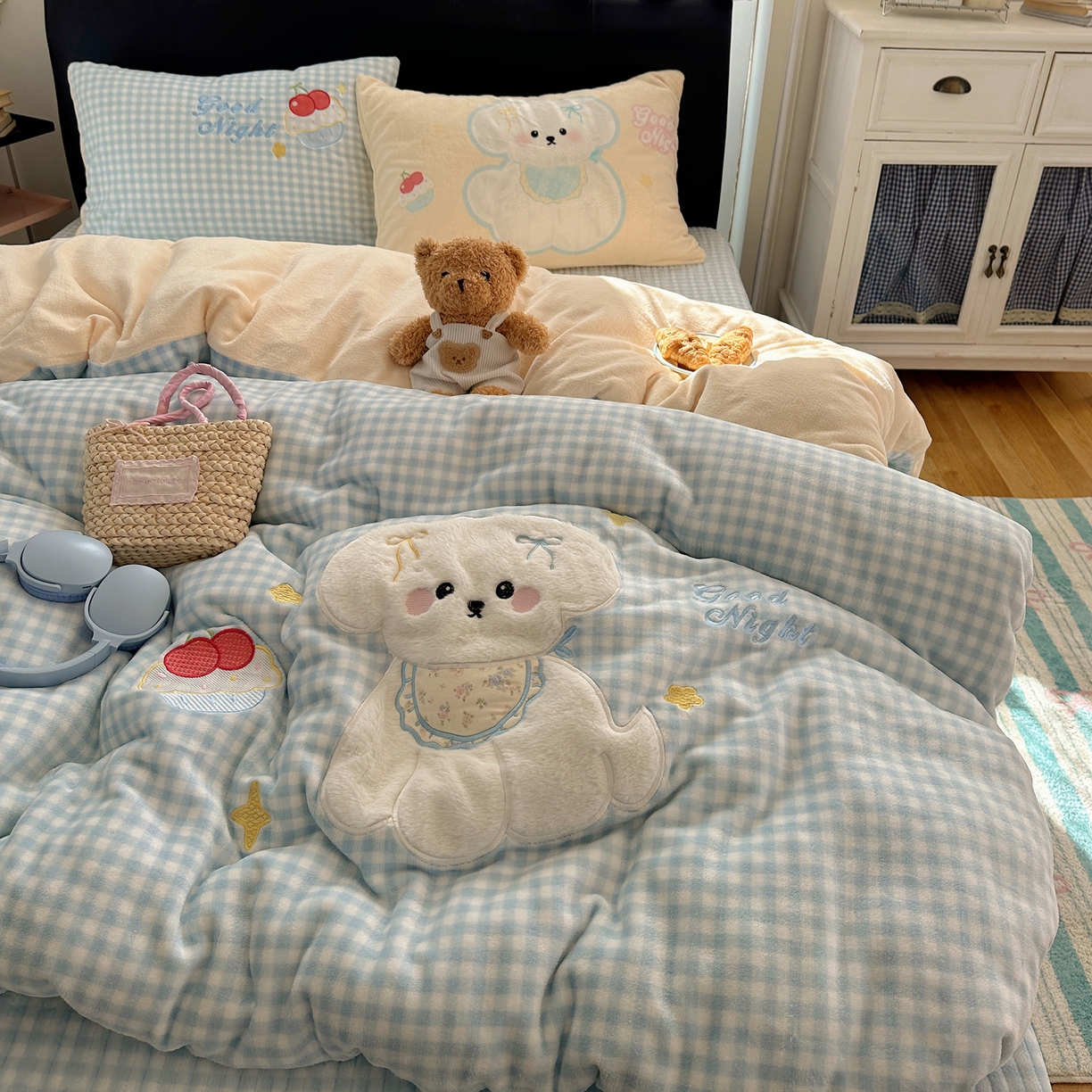 91家纺网 家纺一手货源 找家纺 觅糖家纺 2025新款大版卡通牛奶绒床盖四件套 樱桃小狗