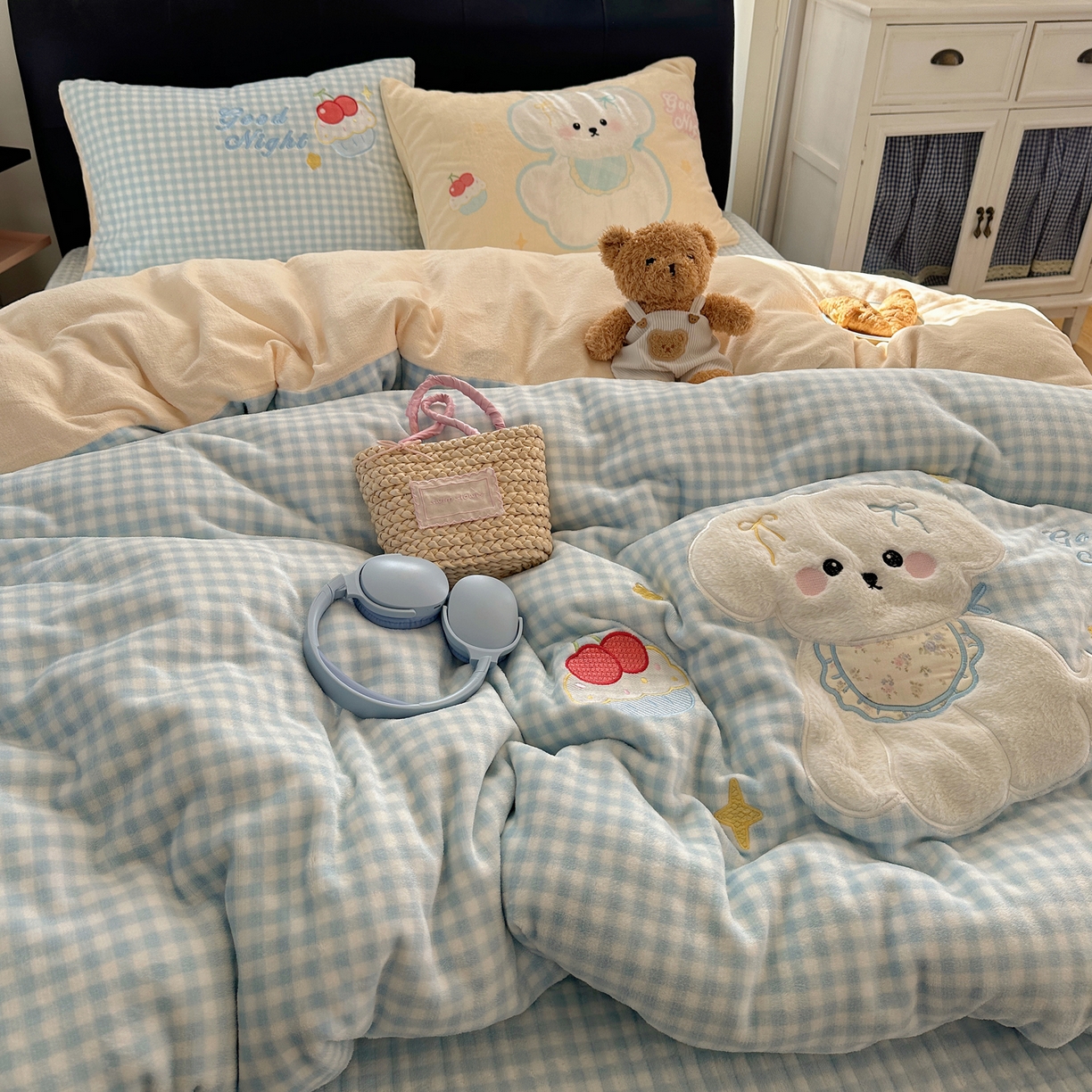 91家纺网 家纺一手货源 找家纺 觅糖家纺 2025新款大版卡通牛奶绒床盖四件套 樱桃小狗