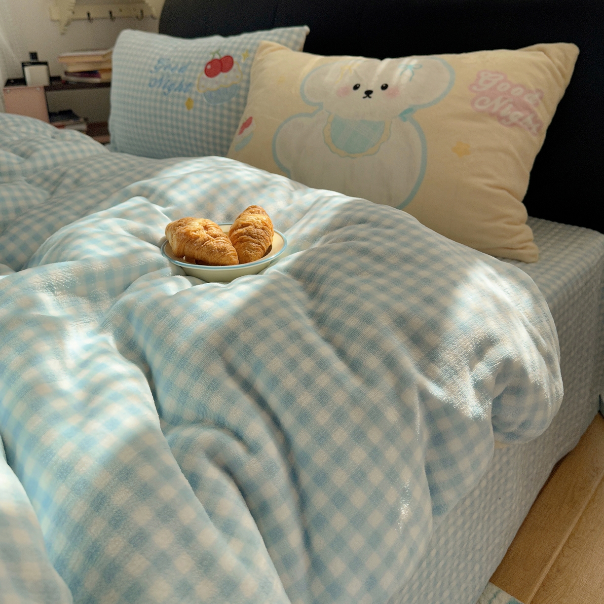 91家纺网 家纺一手货源 找家纺 觅糖家纺 2025新款大版卡通牛奶绒床盖四件套 樱桃小狗