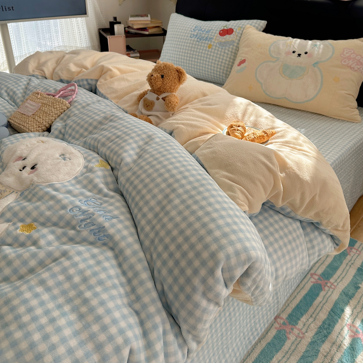 91家纺网 家纺一手货源 找家纺 觅糖家纺 2025新款大版卡通牛奶绒床盖四件套 樱桃小狗