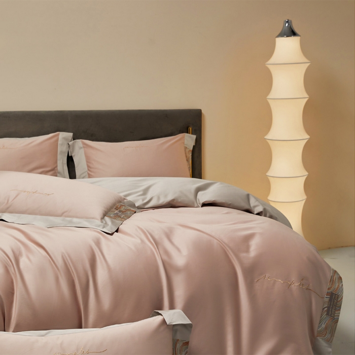 91家纺网 家纺一手货源 找家纺 咏绒家纺工厂店 2025新款100支澳棉纯棉CR工艺极简轻奢刺绣四件套-极光系列 极光-白桃茶粉