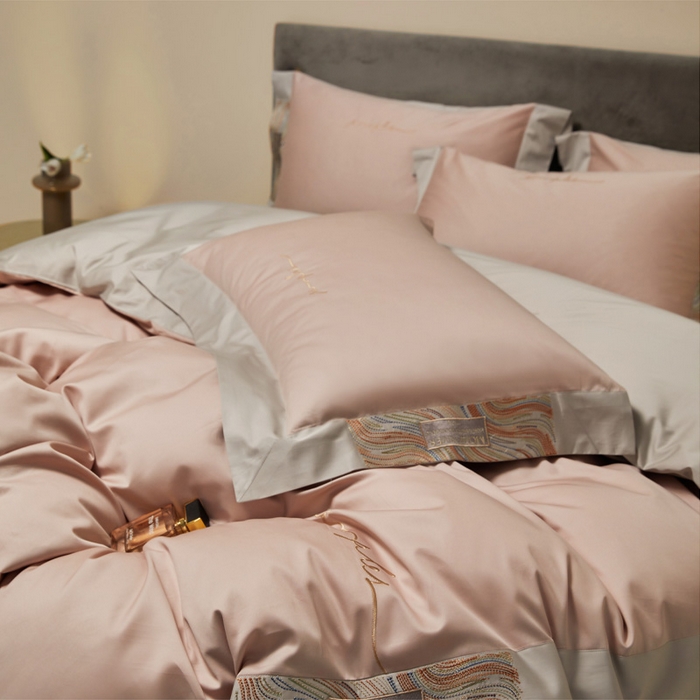 91家纺网 家纺一手货源 找家纺 咏绒家纺工厂店 2025新款100支澳棉纯棉CR工艺极简轻奢刺绣四件套-极光系列 极光-白桃茶粉