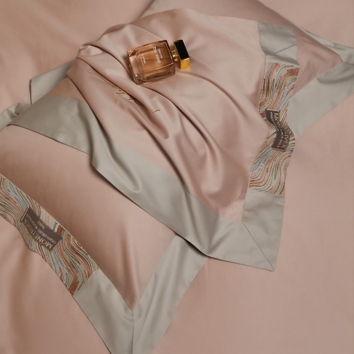 91家纺网 家纺一手货源 找家纺 咏绒家纺工厂店 2025新款100支澳棉纯棉CR工艺极简轻奢刺绣四件套-极光系列 极光-白桃茶粉