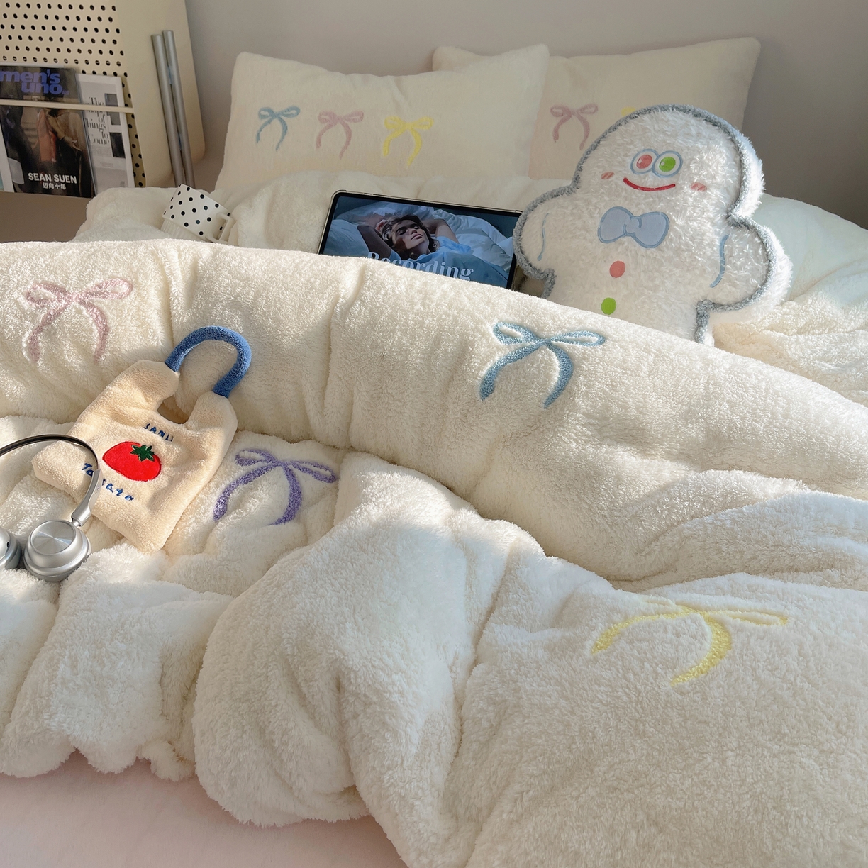 觅糖家纺 2025新款双面泰迪绒卡通毛巾绣系列四件套 彩色蝴蝶结