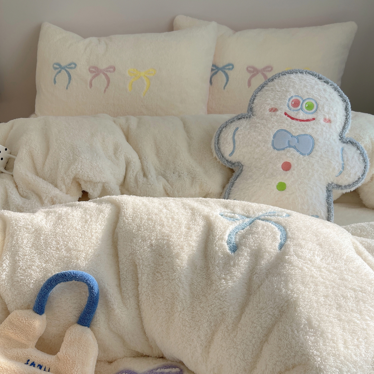 91家纺网 家纺一手货源 找家纺 觅糖家纺 2025新款双面泰迪绒卡通毛巾绣系列四件套 彩色蝴蝶结