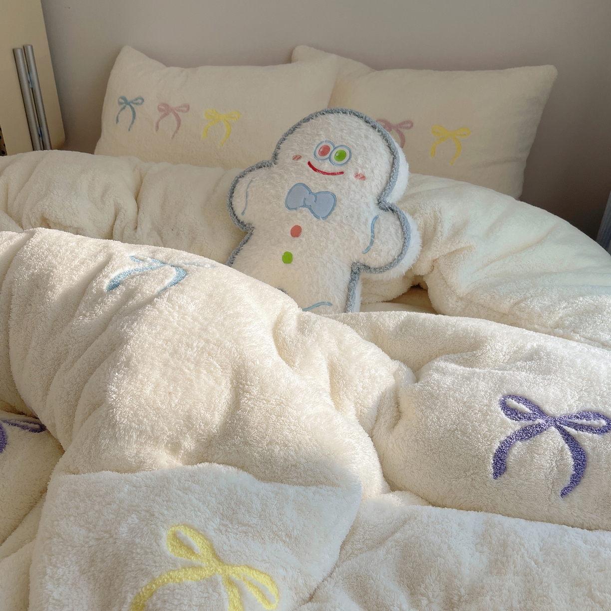 91家纺网 家纺一手货源 找家纺 觅糖家纺 2025新款双面泰迪绒卡通毛巾绣系列四件套 彩色蝴蝶结