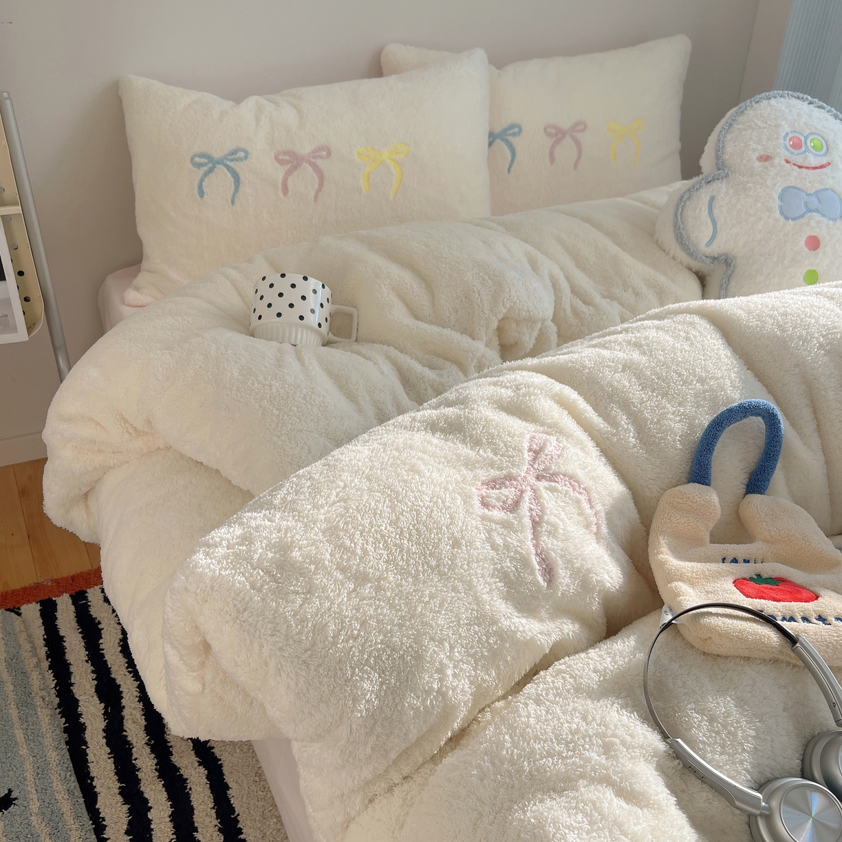 91家纺网 家纺一手货源 找家纺 觅糖家纺 2025新款双面泰迪绒卡通毛巾绣系列四件套 彩色蝴蝶结