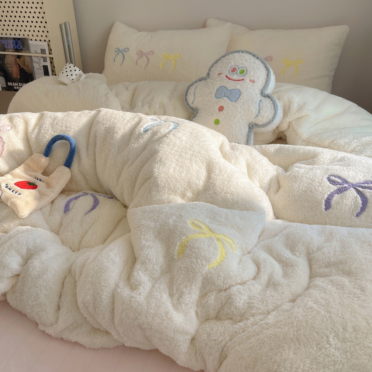 91家纺网 家纺一手货源 找家纺 觅糖家纺 2025新款双面泰迪绒卡通毛巾绣系列四件套 彩色蝴蝶结