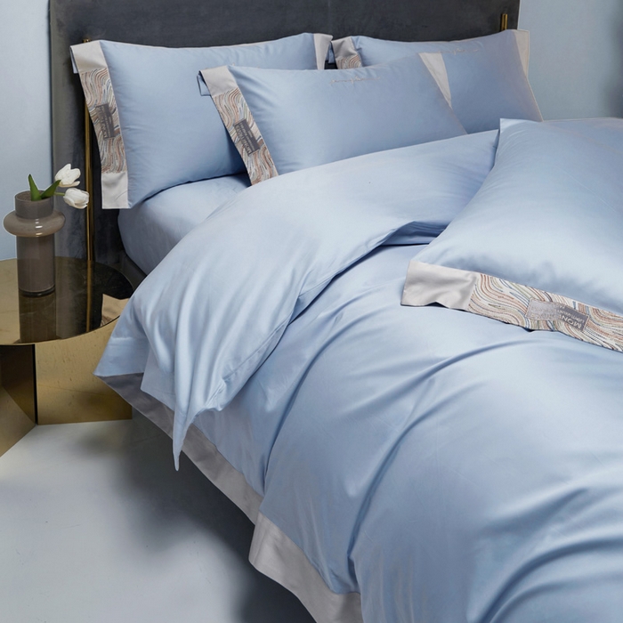 91家纺网 家纺一手货源 找家纺 咏绒家纺工厂店 2025新款100支澳棉纯棉CR工艺极简轻奢刺绣四件套-极光系列 极光-迷雾蓝