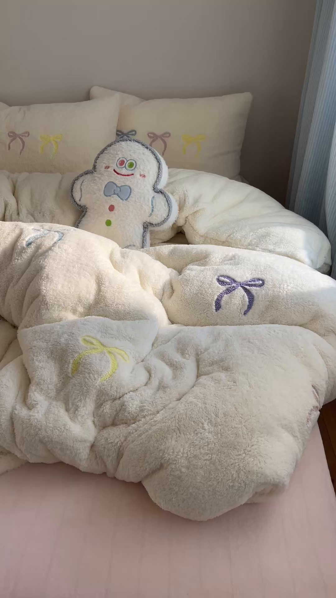 91家纺网 家纺一手货源 找家纺 觅糖家纺 2025新款双面泰迪绒卡通毛巾绣系列四件套 彩色蝴蝶结