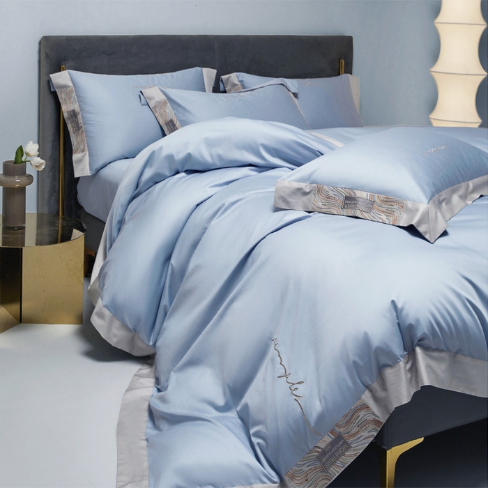 91家纺网 家纺一手货源 找家纺 咏绒家纺工厂店 2025新款100支澳棉纯棉CR工艺极简轻奢刺绣四件套-极光系列 极光-迷雾蓝