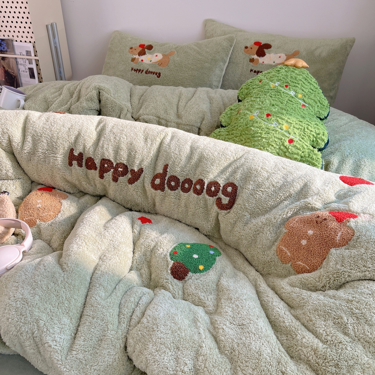 觅糖家纺 2025新款双面泰迪绒卡通毛巾绣系列四件套 欢乐腊肠狗