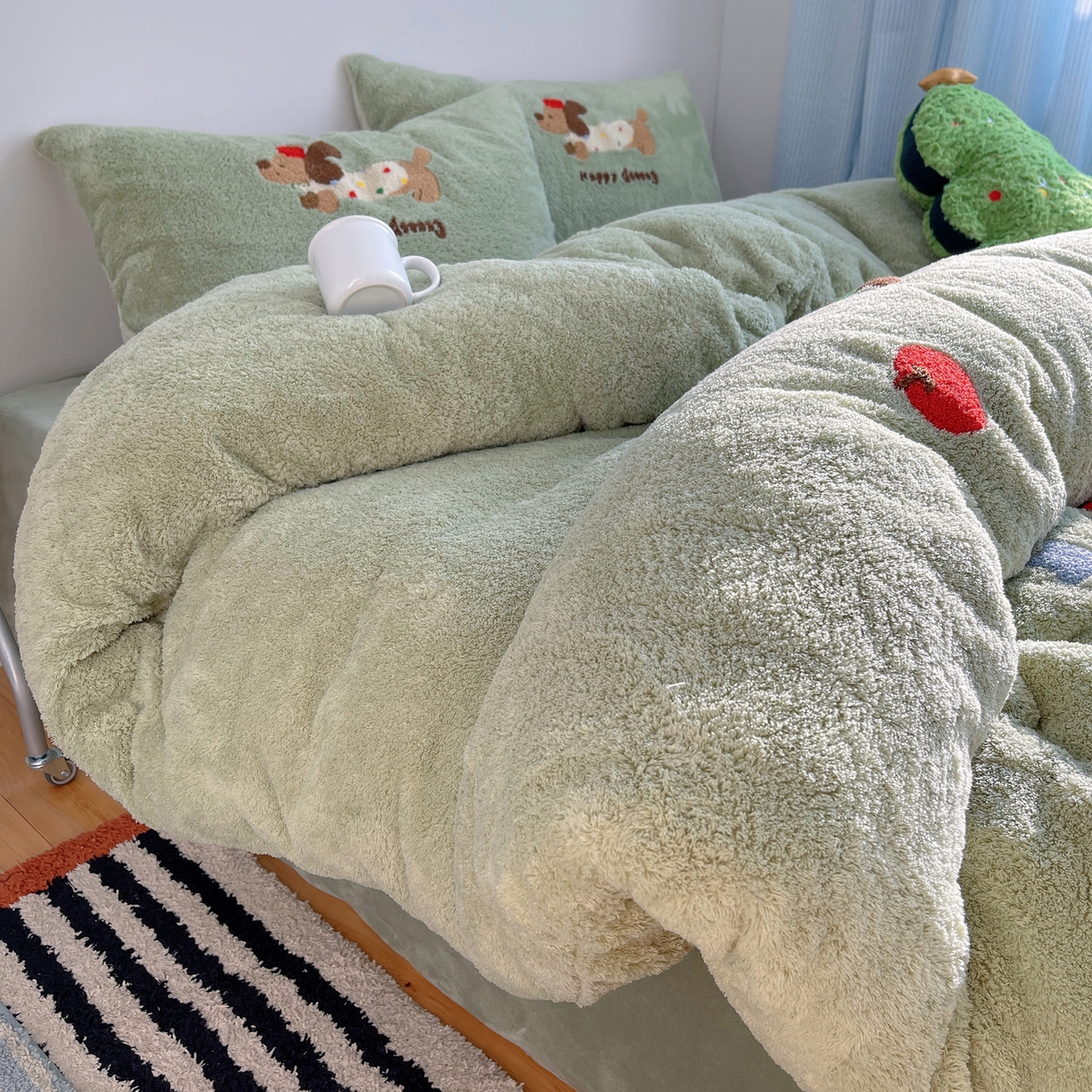 91家纺网 家纺一手货源 找家纺 觅糖家纺 2025新款双面泰迪绒卡通毛巾绣系列四件套 欢乐腊肠狗