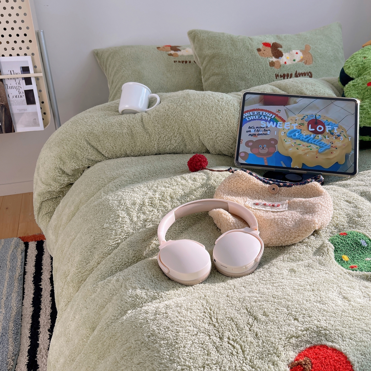 91家纺网 家纺一手货源 找家纺 觅糖家纺 2025新款双面泰迪绒卡通毛巾绣系列四件套 欢乐腊肠狗