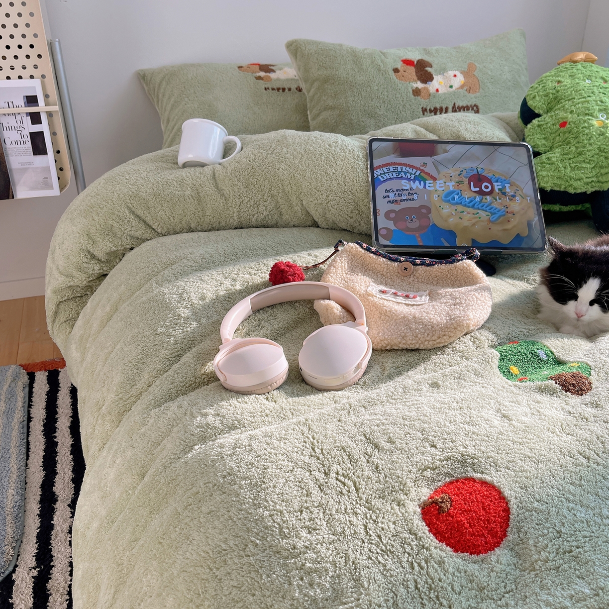 91家纺网 家纺一手货源 找家纺 觅糖家纺 2025新款双面泰迪绒卡通毛巾绣系列四件套 欢乐腊肠狗