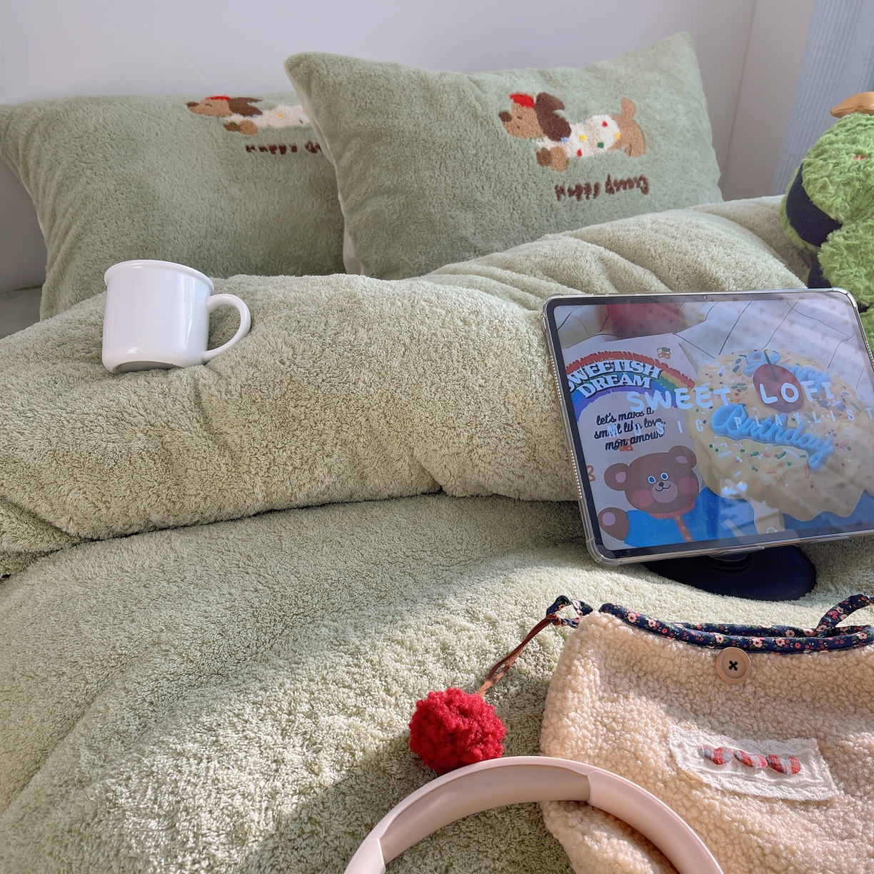 91家纺网 家纺一手货源 找家纺 觅糖家纺 2025新款双面泰迪绒卡通毛巾绣系列四件套 欢乐腊肠狗