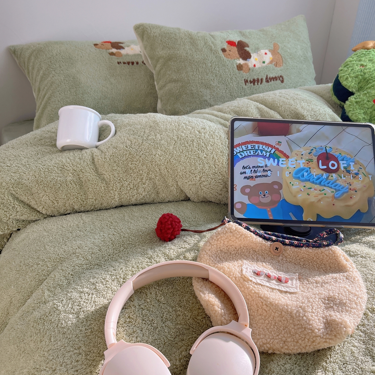 91家纺网 家纺一手货源 找家纺 觅糖家纺 2025新款双面泰迪绒卡通毛巾绣系列四件套 欢乐腊肠狗