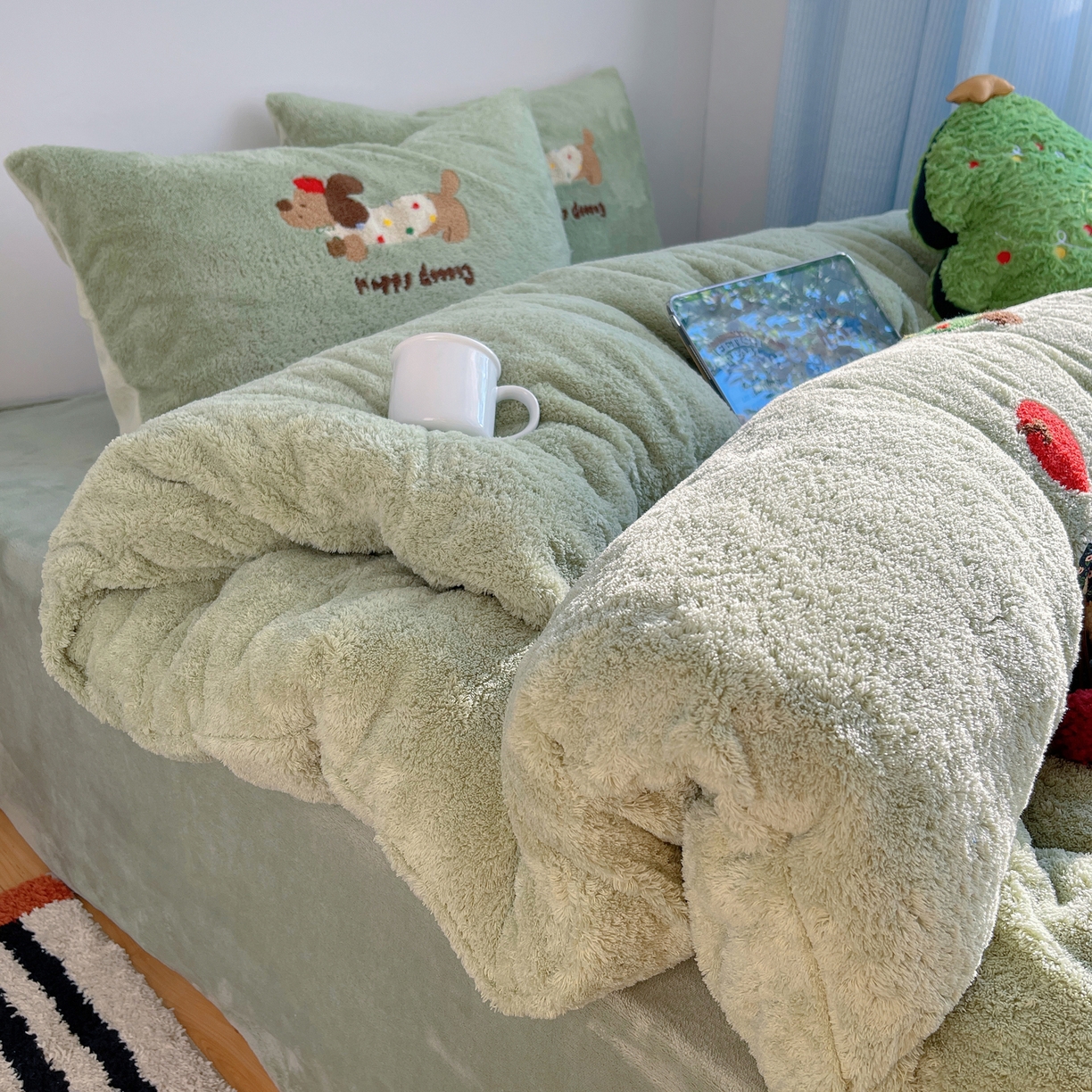 91家纺网 家纺一手货源 找家纺 觅糖家纺 2025新款双面泰迪绒卡通毛巾绣系列四件套 欢乐腊肠狗