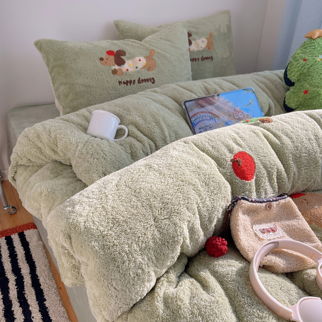 91家纺网 家纺一手货源 找家纺 觅糖家纺 2025新款双面泰迪绒卡通毛巾绣系列四件套 欢乐腊肠狗