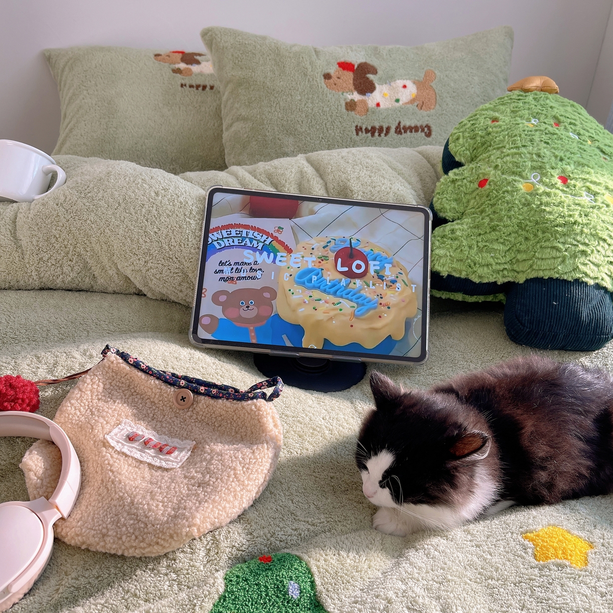 91家纺网 家纺一手货源 找家纺 觅糖家纺 2025新款双面泰迪绒卡通毛巾绣系列四件套 欢乐腊肠狗