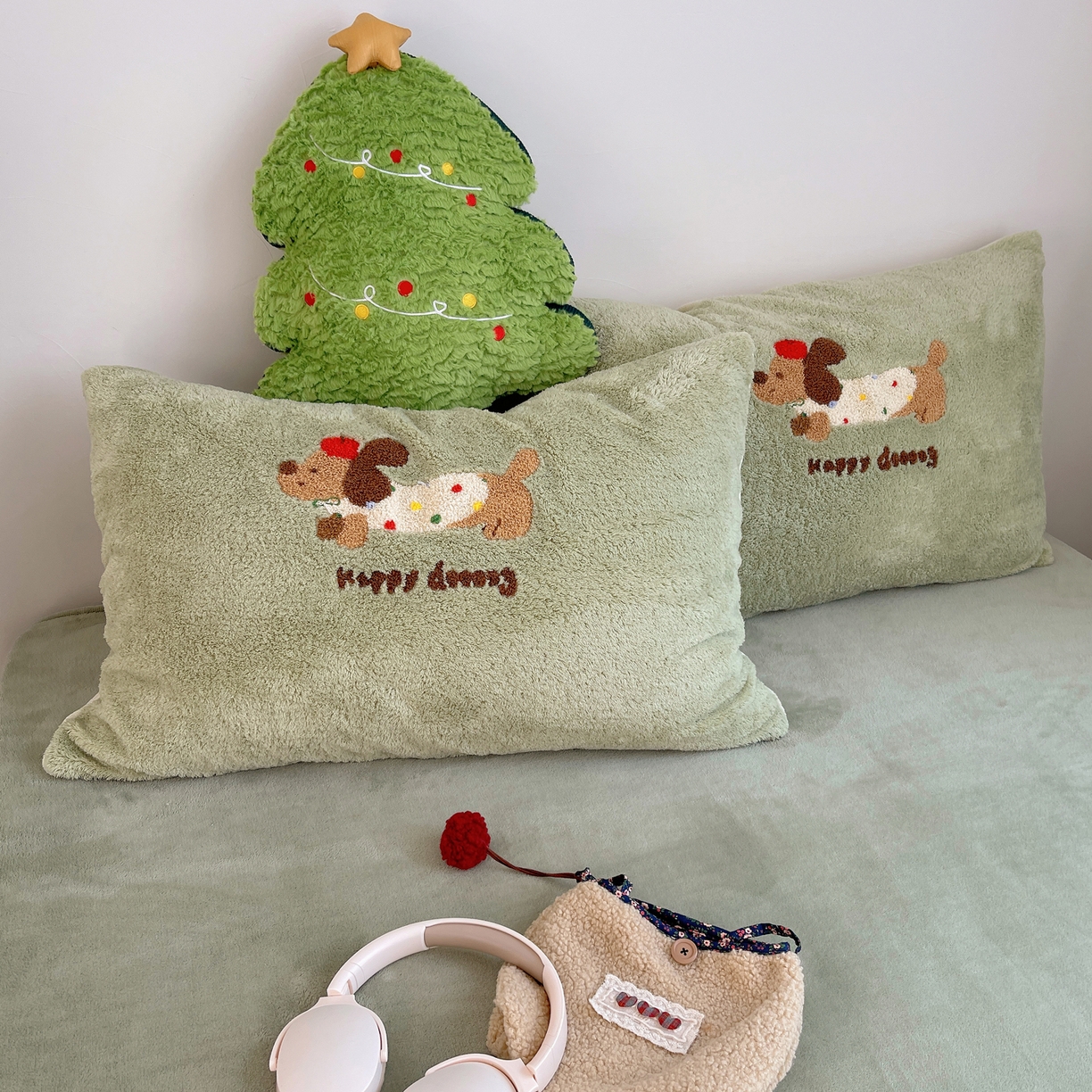 91家纺网 家纺一手货源 找家纺 觅糖家纺 2025新款双面泰迪绒卡通毛巾绣系列四件套 欢乐腊肠狗