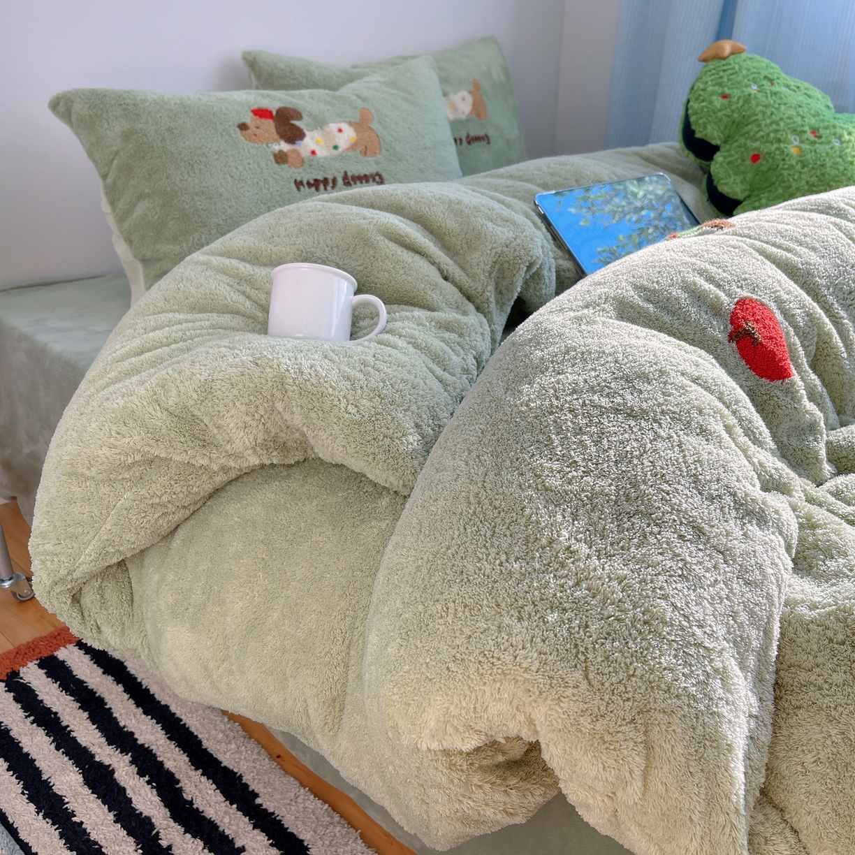 91家纺网 家纺一手货源 找家纺 觅糖家纺 2025新款双面泰迪绒卡通毛巾绣系列四件套 欢乐腊肠狗