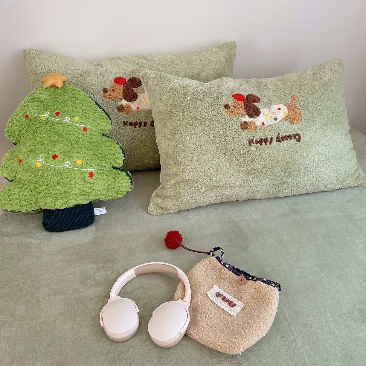 91家纺网 家纺一手货源 找家纺 觅糖家纺 2025新款双面泰迪绒卡通毛巾绣系列四件套 欢乐腊肠狗