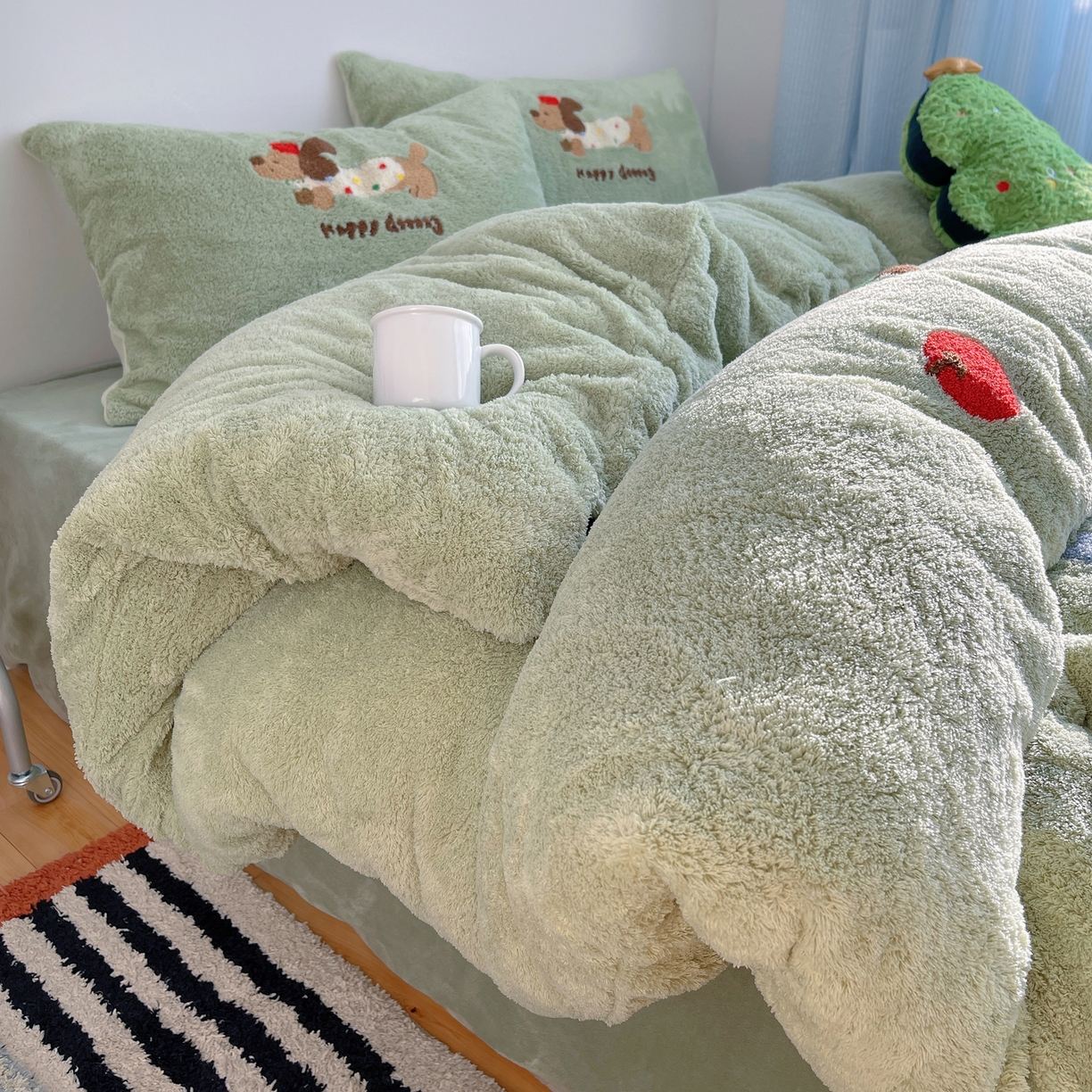 91家纺网 家纺一手货源 找家纺 觅糖家纺 2025新款双面泰迪绒卡通毛巾绣系列四件套 欢乐腊肠狗