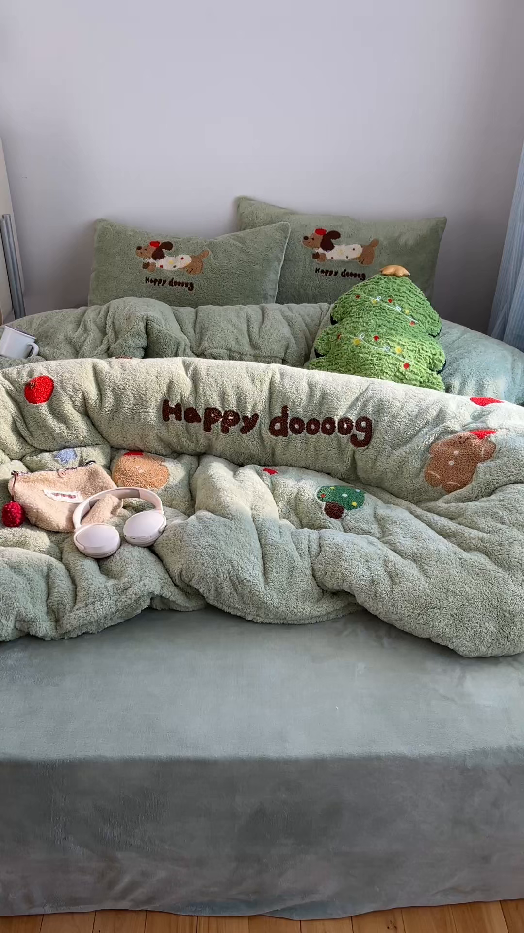 91家纺网 家纺一手货源 找家纺 觅糖家纺 2025新款双面泰迪绒卡通毛巾绣系列四件套 欢乐腊肠狗