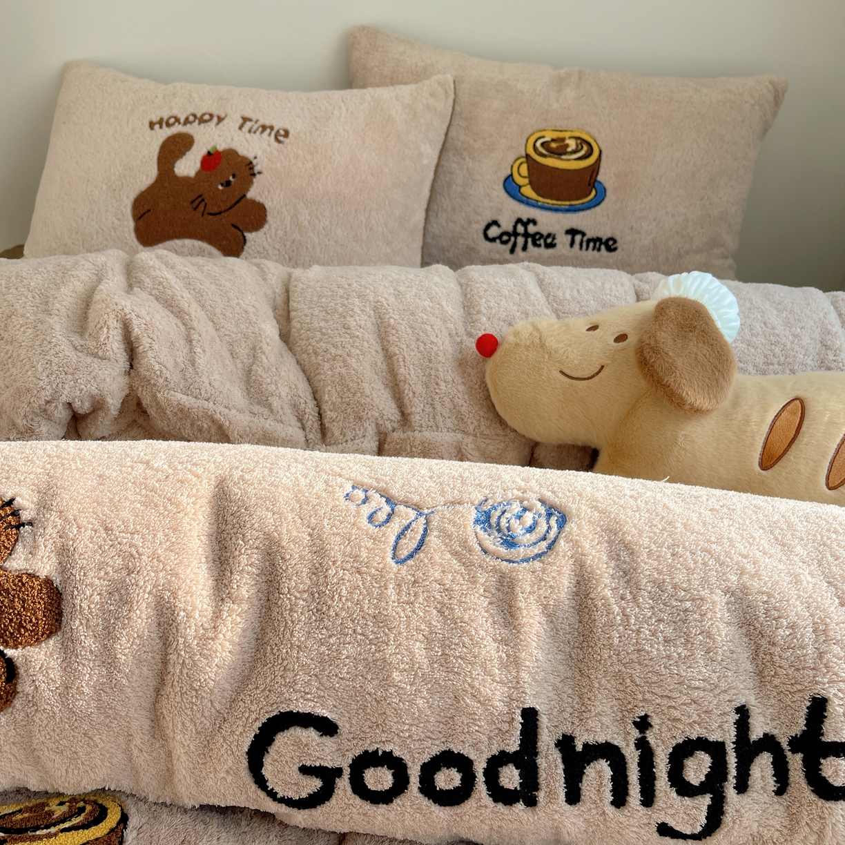 91家纺网 家纺一手货源 找家纺 觅糖家纺 2025新款双面泰迪绒卡通毛巾绣系列四件套 咖啡屋