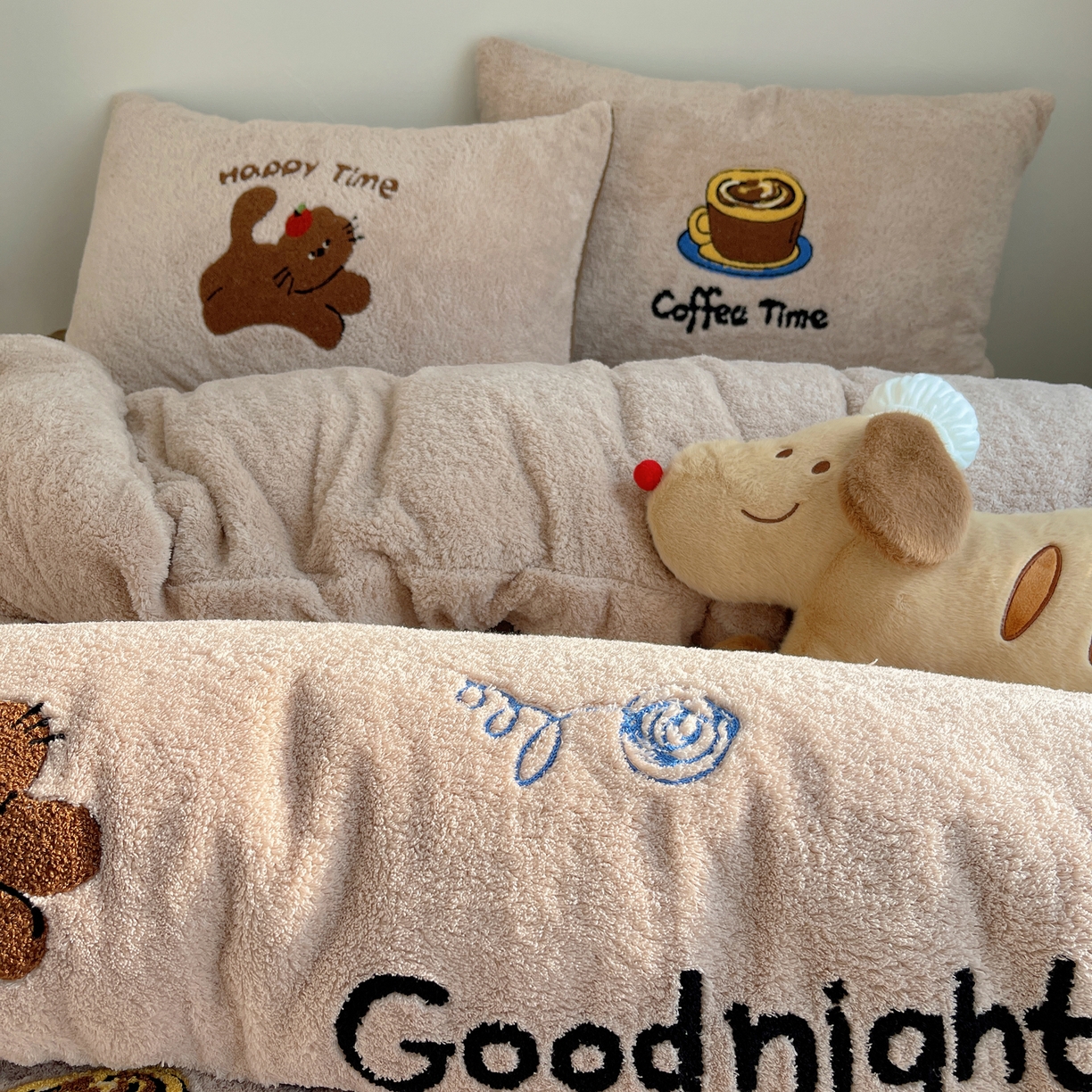 91家纺网 家纺一手货源 找家纺 觅糖家纺 2025新款双面泰迪绒卡通毛巾绣系列四件套 咖啡屋