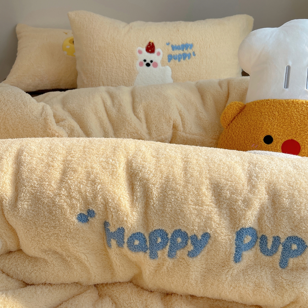 91家纺网 家纺一手货源 找家纺 觅糖家纺 2025新款双面泰迪绒卡通毛巾绣系列四件套 奶呼西高地