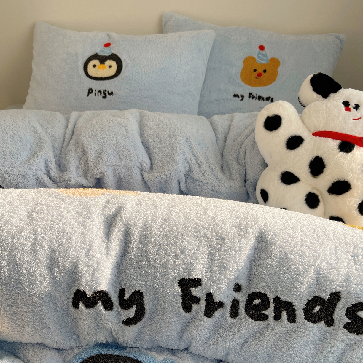 91家纺网 家纺一手货源 找家纺 觅糖家纺 2025新款双面泰迪绒卡通毛巾绣系列四件套 企鹅咕噜